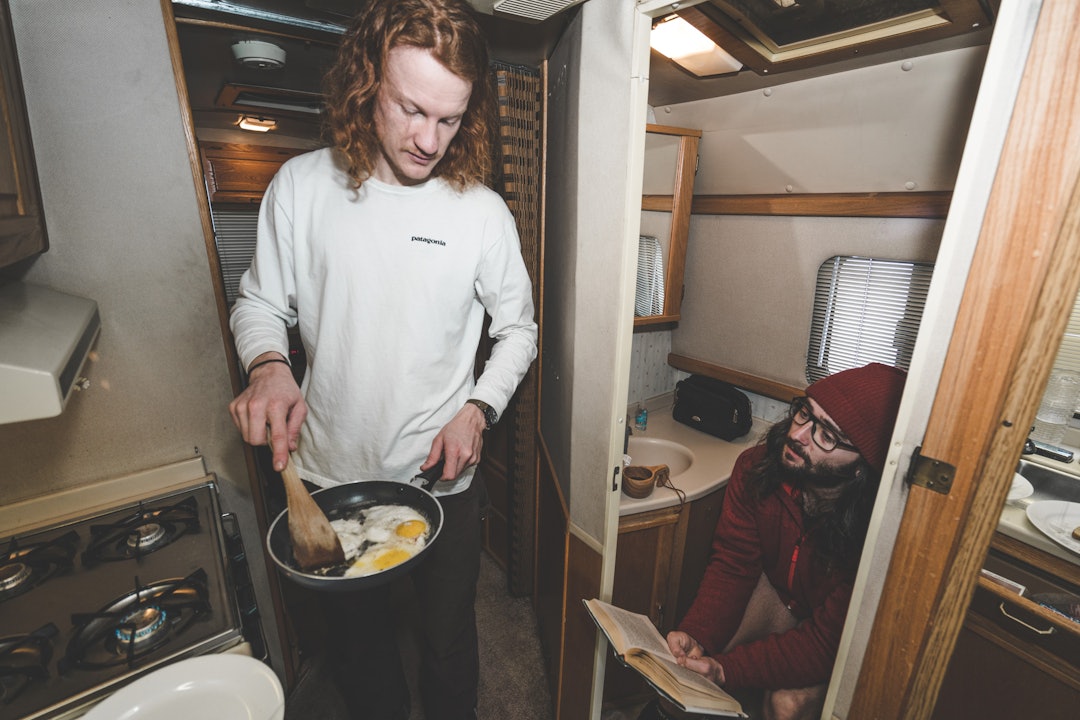 EFFEKTIV UNGDOM: Med døra til badet åpen er det lettere å få med seg at frokosten er klar. I denne bussen er det også et trivelig sted å nyte dagens første kaffekopp. Foto: Bård Basberg. BB20180125_BC_RVLife_BBB00061