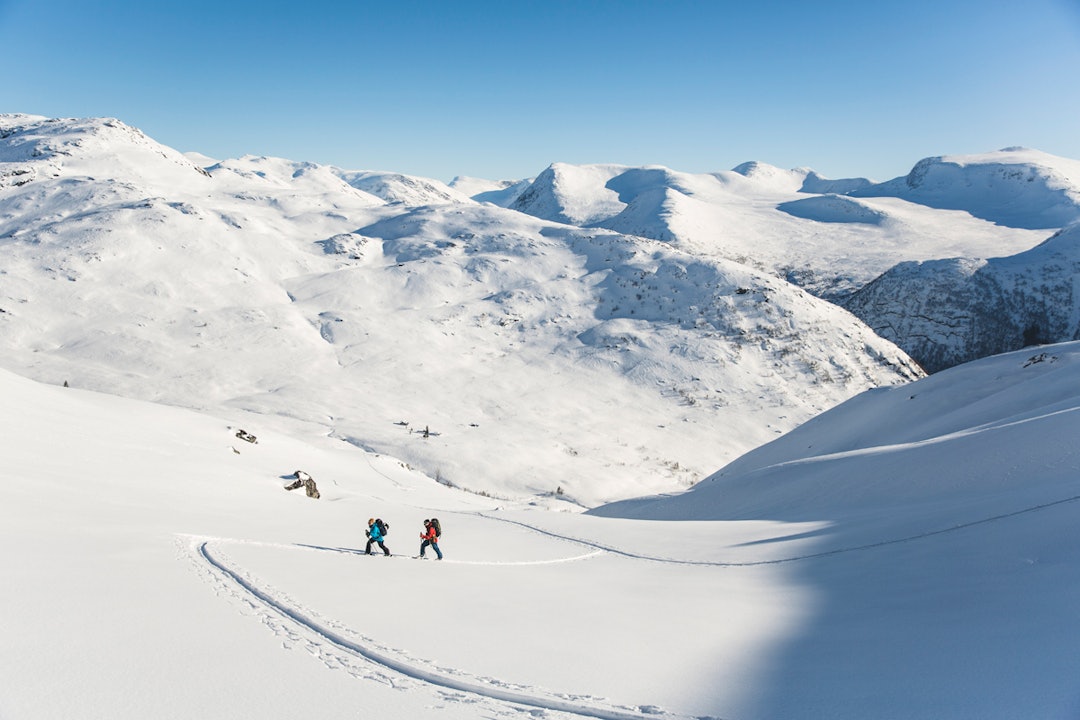 FINE OMGIVELSER: Lite å utsette på utsikt og skiterreng rundt Jølstravatnet. Foto: Line Hårklau
