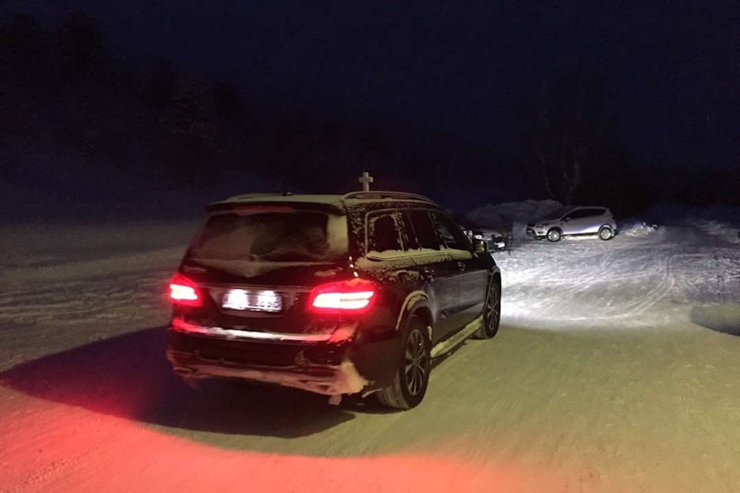 Den omkomne skredtatte skiløperen ble fraktet videre med bårebil. Foto: Sjur Melsås