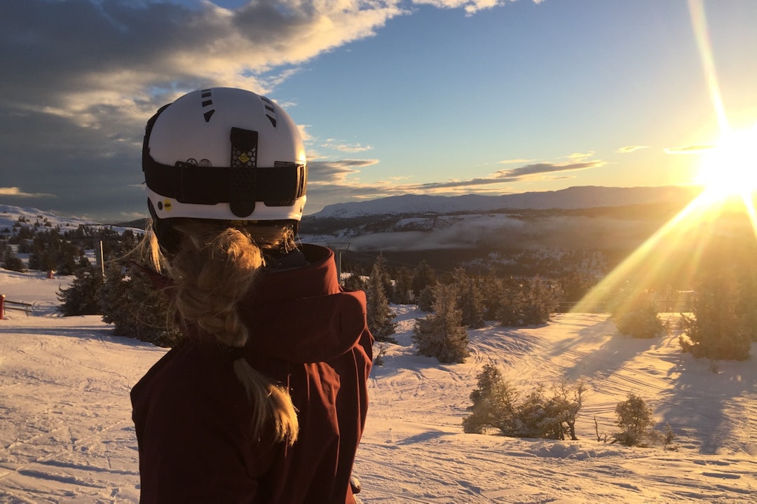 Helgas soloppganger og solnedganger var av sorten som ikke trenger noen form for filter. Selv om det var tettpakket program for campen, var det tid til å nyte livets små gleder. Foto: IVRIG Winter sun Kvitfjell jentecamp Dec 16 - Foto IVRIG 1400x933