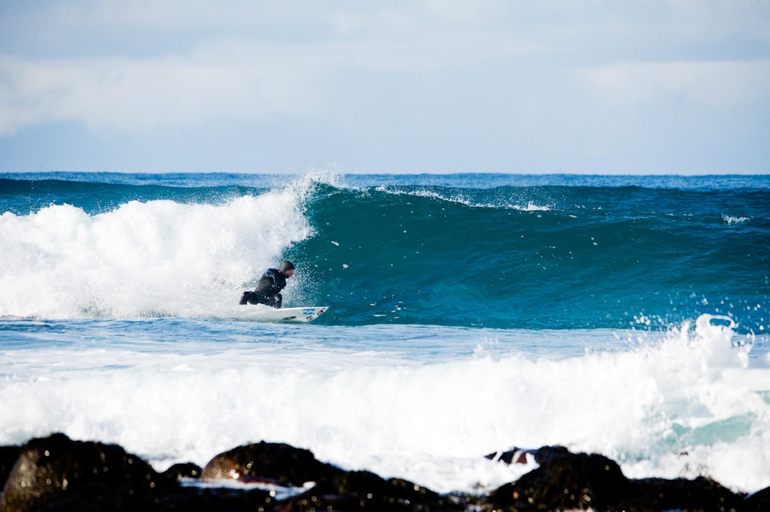 HUSTRIG PLASS: Golfstrømmen sper på litt lunk i Atlanterhavet, men varmt er det sjeldent på de beste dagene her oppe. Åge Obrestad måtte kle på seg alt av isolasjonsutstyr. Bilde: Øystein Kvanneid HUSTRIG PLASS: Golfstrømmen sper på litt lunk i Atlanterhavet, men varmt er det sjeldent på de beste dagene her oppe. Åge Obrestad måtte kle på seg alt av isolasjonsutstyr. Bilde: Øystein Kvanneid