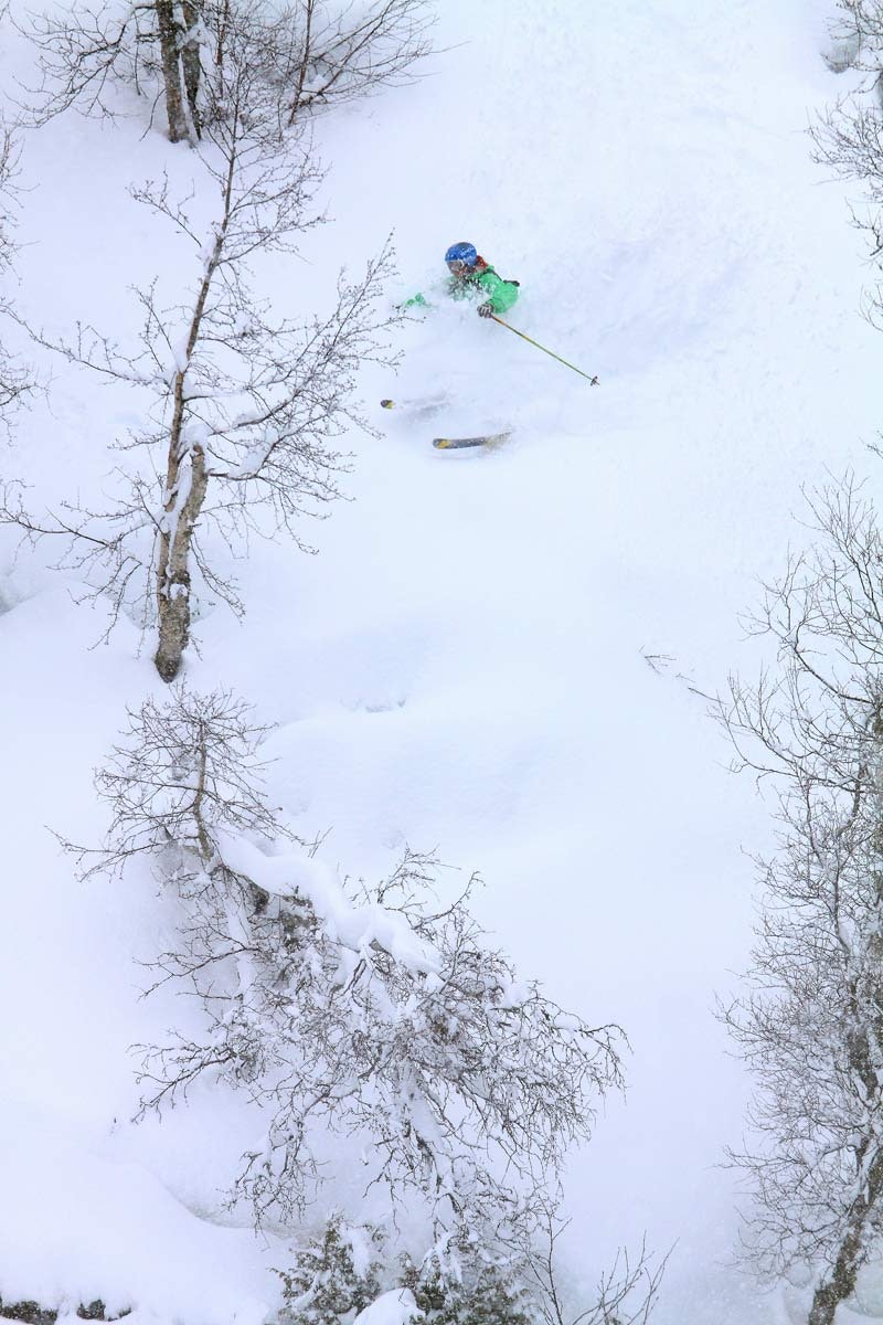 SKJØVDØLA: Det nærmeste du kommer pillows i Oppdal skisenter er i lia ned mot Skjøvdøla. Dette er Oppdals beste frikjøringsområde når heisene til topps er stengt på grunn av snøstorm. Ola Reidar Nyrnes forsyner seg av godsakene. Foto: Tore Meirik