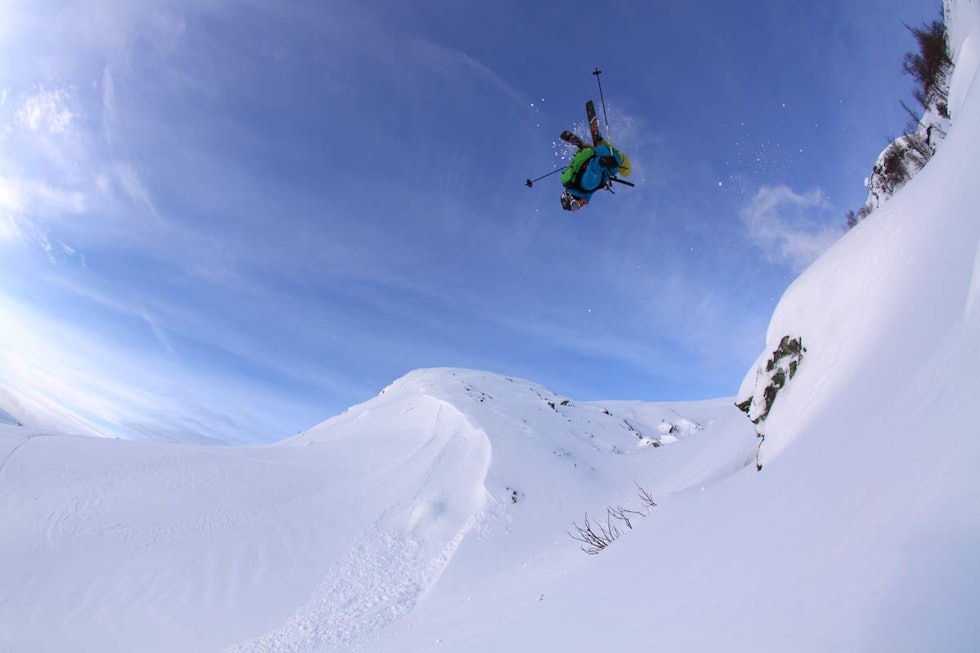 SKARBEKKDALEN: Eirik Finseth hopper på steinen i bunn av Pessrenna. Nedre del av Skarbekkdalen i bakgrunnen. Foto: Tore Meirik SKARBEKKDALEN: Eirik Finseth hopper på steinen i bunn av Pessrenna. Nedre del av Skarbekkdalen i bakgrunnen. Foto: Tore Meirik