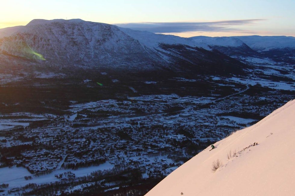 LEVER OPP TIL NAVNET: Paradis kan være paradis. Men også det motsatte. Ola Reidar Nyrnes i aksjon på «buken» i Paradiset. Buken (magen) bør kun oppsøkes når snøen er stabil. Foto: Tore Meirik LEVER OPP TIL NAVNET: Paradis kan være paradis. Men også det motsatte. Ola Reidar Nyrnes i aksjon på «buken» i Paradiset. Buken (magen) bør kun oppsøkes når snøen er stabil. Foto: Tore Meirik