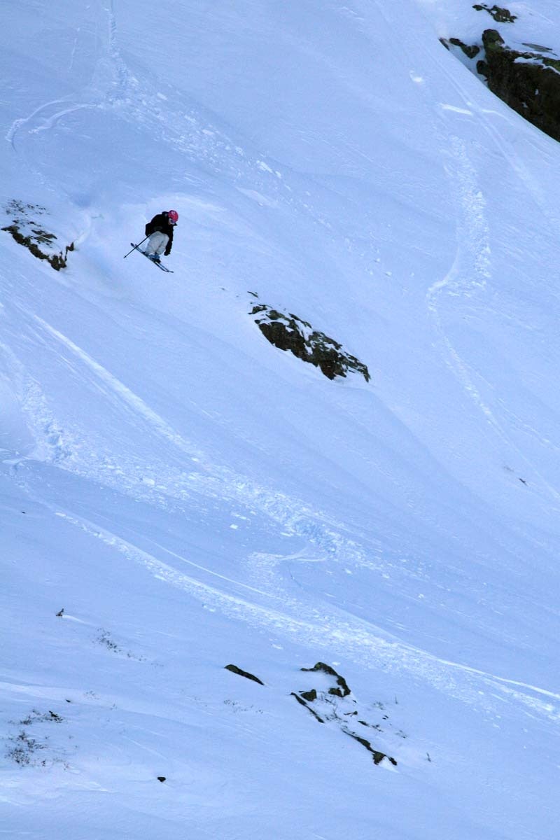 BEKKDALEN: Øverst i bekkdalen på skikjørers venstre for toppheisen i Stølen ligger mange fine flanker. Her kjører Jon Anders Lindstad den øverste. Lenger ned venter ypperlig skogskjøring. Foto: Tore Meirik