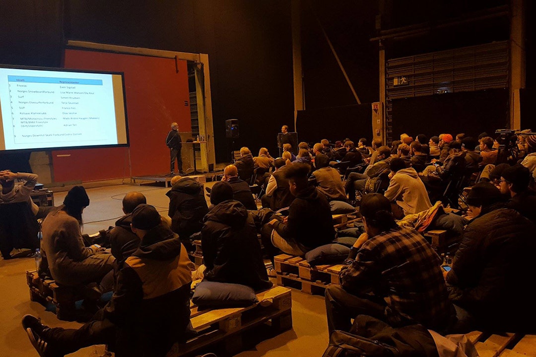 PRESENTERTE: Mandag presenterte 19 idretter og aktiviteter seg selv. Her er Olav Vestlie fra Kolsaas Klatreklubb. Foto: Anders Holtet kolsaas