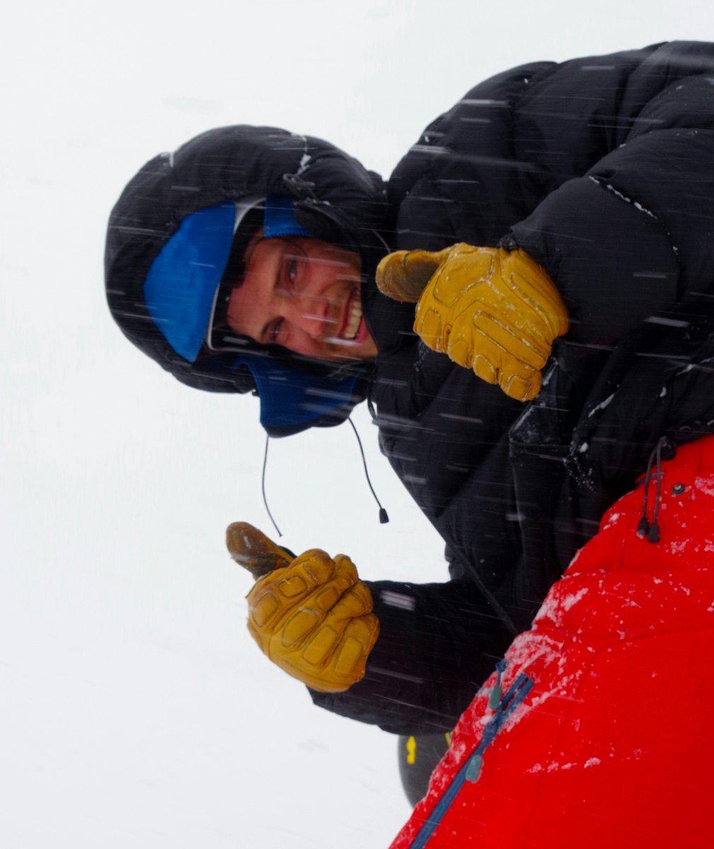 DEN SISTE DAGEN: Dette bildet av Ole Simensen ble tatt på fjellet Slotet i Øksendalen, dagen før han omkom. Foto: Eirik Bækken. Ole-på-toppen-av-renna-fra-slotet-søndag