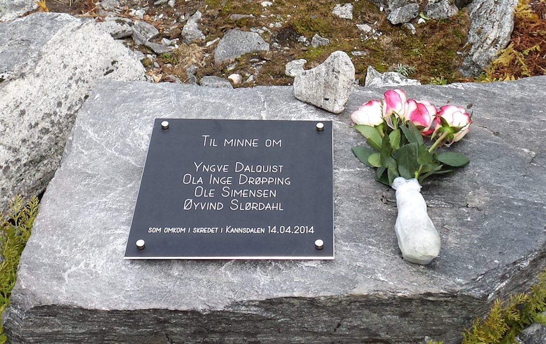 MINNESTED: Foreldrene har vært flere turer i Kannsdalen til stedet hvor ulykken skjedde, og i høst monterte de denne minneplaten. Foto: Per Simensen minneplate