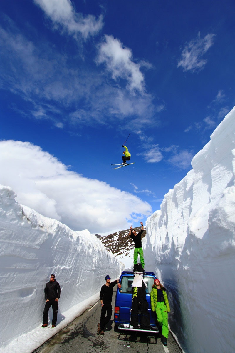 SPEKTAKULÆRT: Kjetil Rødland på ski, Chris Seaman på taket, fra venstre: Helge Mikkelsen, Jacob Taylor og Tordis Kleppa. Foto: Anders Malm Frafjord SPEKTAKULÆRT: Kjetil Rødland på ski, Chris Seaman på taket, fra venstre: Helge Mikkelsen, Jacob Taylor og Tordis Kleppa. Foto: Anders Malm Frafjord