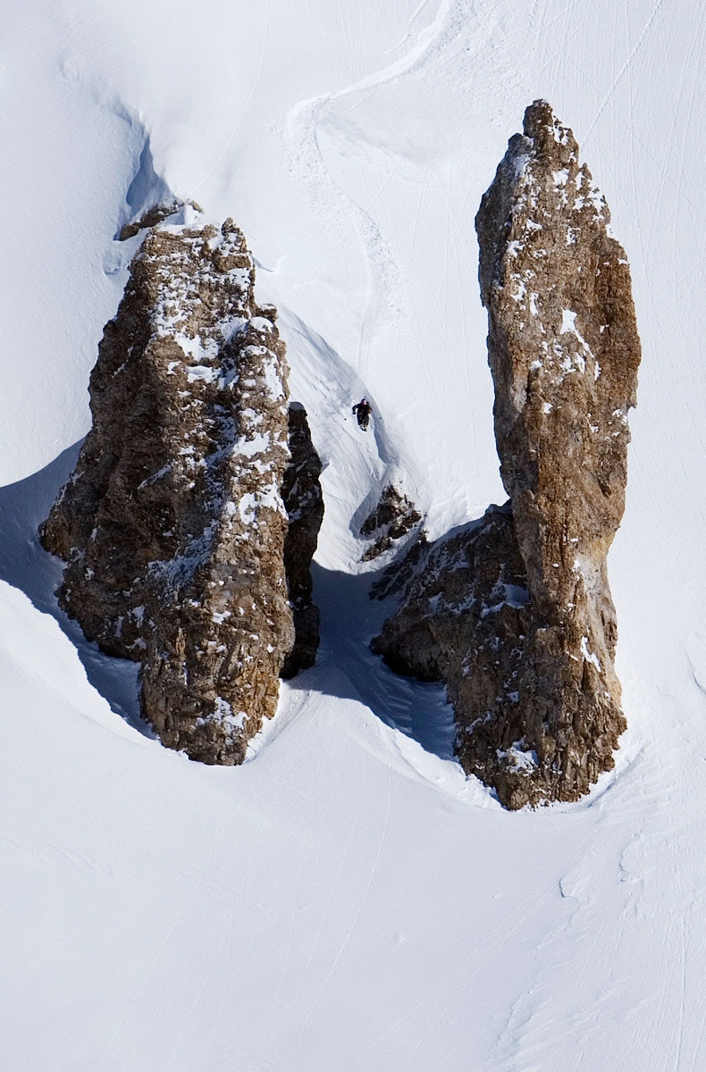 SØR AMERIKA: Kong Vinter-gjengen var stadig vekk i Sør-Amerika og filmet. Her dropper Oddvar Nygaard Hansen ut mellom noen tøffe steiner i Las Lenas i Argentina i 2007. Foto: Hans Petter Hval 2_oddvar