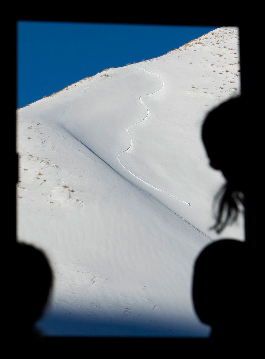 FOTOGENT: Utenfor vinduet kjører Oddvar Nygaard Hansen foran filmkamera i Las Lenas i Argentina i 2007. Foto: Hans Petter Hval 5_oddvar-nygaard-hansen