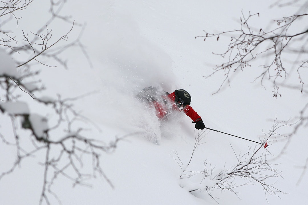 SJELDEN-SJELDNERE-ALDRI? Slike forhold er ikke dagligdags i Norge, og alt tyder på at de blir enda lenger mellom de gode pudderdagene i norske fjell. Foto: Tore Meirik Trygve-i-pudder-(2)