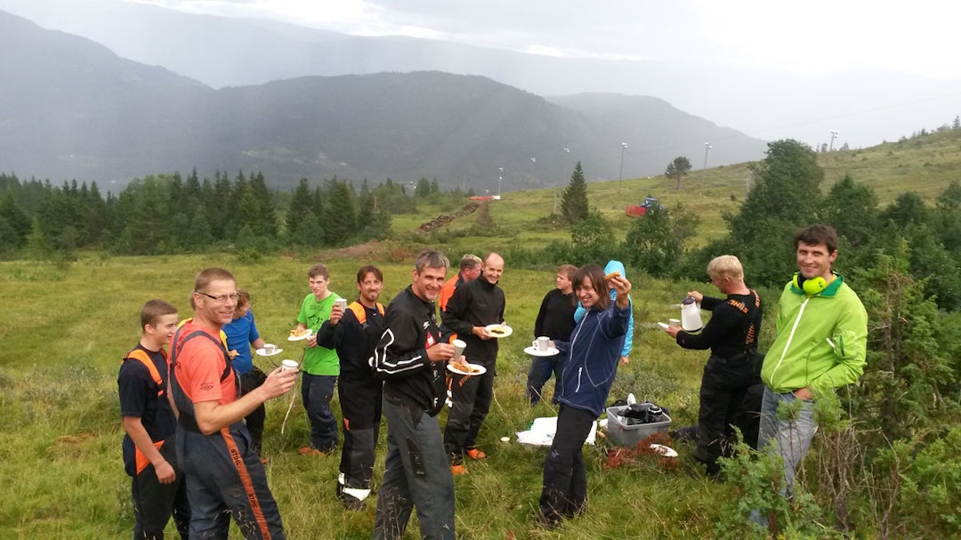 DUGNADSGJENG: Det er lett å motivere seg for skogsarbeid når det handler om å gjøre vinterens skogskjøring enda bedre! Foto: Øystein Veum DUGNADSGJENG: Det er lett å motivere seg for skogsarbeid når det handler om å gjøre vinterens skogskjøring enda bedre! Foto: Øystein Veum