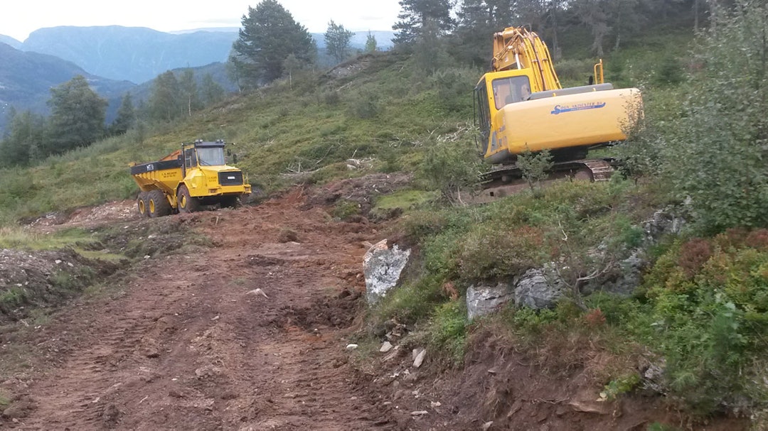 STORE MASKINER: Her graves kunstsnøanlegg for harde livet i Sogn skisenter. Foto: Øystein Veum STORE MASKINER: Her graves kunstsnøanlegg for harde livet i Sogn skisenter. Foto: Øystein Veum