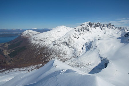 Molladalen sett frå Middagshornet. Rametinden til venstre, Jønshornet i midten og Randers’ Topp og Mohns Topp til høgre. Foto: Håvard Myklebust Molladalen sett frå Middagshornet. Rametinden til venstre, Jønshornet i midten og Randers’ Topp og Mohns Topp til høgre. Foto: Håvard Myklebust