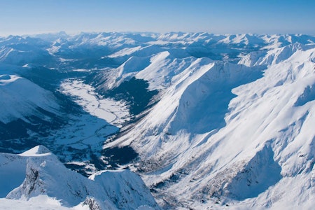 Turen opp og ned frå Årsætersætra sett fra Kolåstinden. Foto: Håvard Myklebust Turen opp og ned frå Årsætersætra sett fra Kolåstinden. Foto: Håvard Myklebust