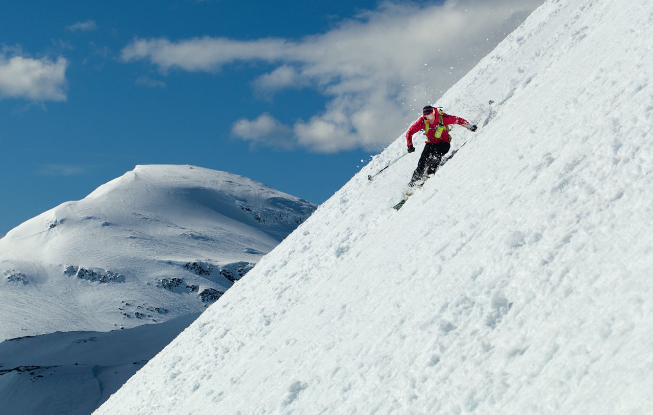 Nedkjøring fra Stortinden ned mot Grasdalen, med Læigastinden i bakgrunnen. Mikael af Ekenstam prøver å unngå våte snøskred. Foto: Jan Arne Pettersen / Toppturer rundt Narvik.