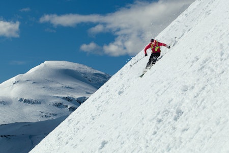 Nedkjøring fra Stortinden ned mot Grasdalen, med Læigastinden i bakgrunnen. Mikael af Ekenstam prøver å unngå våte snøskred. Foto: Jan Arne Pettersen / Toppturer rundt Narvik.