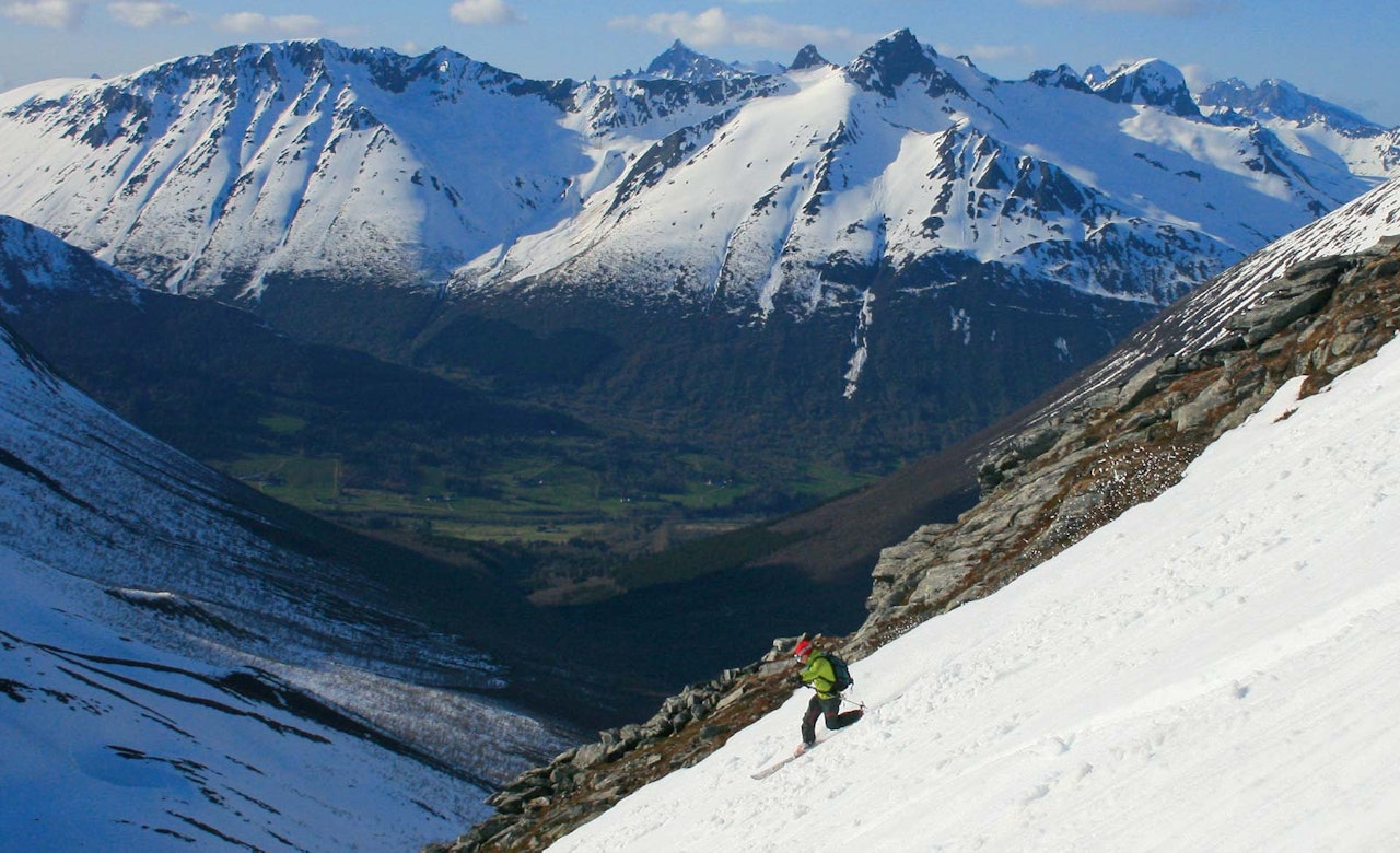 Telemarksvingar ned mot Kvistadsætra. Grøtdalstindane bak. Foto: Håvard Myklebust. Telemarksvingar ned mot Kvistadsætra. Grøtdalstindane bak. Foto: Håvard Myklebust.