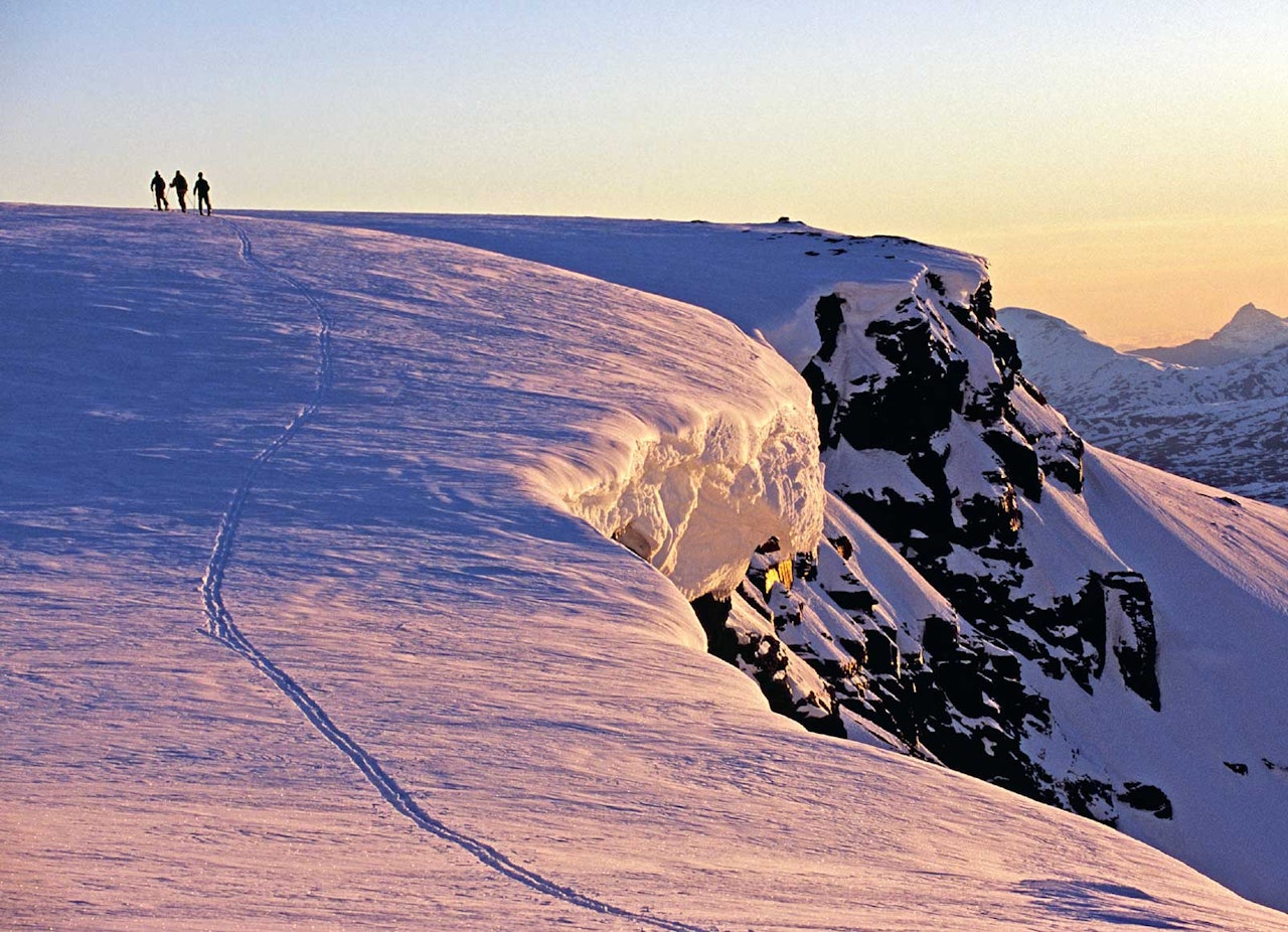 Sen kveld ved Vassečohkka middtopp. Foto: Lars Thulin / Toppturer rundt Narvik. Sen kveld ved Vassečohkka middtopp. Foto: Lars Thulin / Toppturer rundt Narvik.