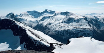 Eggen på Boazovárri. I bakgrunnen vises (fra venstre till høyre) Klubbviktinden, Reintind og Frostisen. Foto: Lars Thulin / Toppturer rundt Narvik. Eggen på Boazovárri. I bakgrunnen vises (fra venstre till høyre) Klubbviktinden, Reintind og Frostisen. Foto: Lars Thulin / Toppturer rundt Narvik.