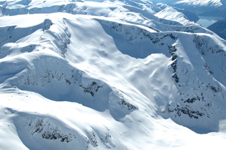 Sogndalseggi, nordsida av Frudalsbreen 17.4 og Kløvingahaugen og ryggen til Bjåstadbreen 32.1. / Toppturar i Sogn. Sogndalseggi, nordsida av Frudalsbreen 17.4 og Kløvingahaugen og ryggen til Bjåstadbreen 32.1. / Toppturar i Sogn.