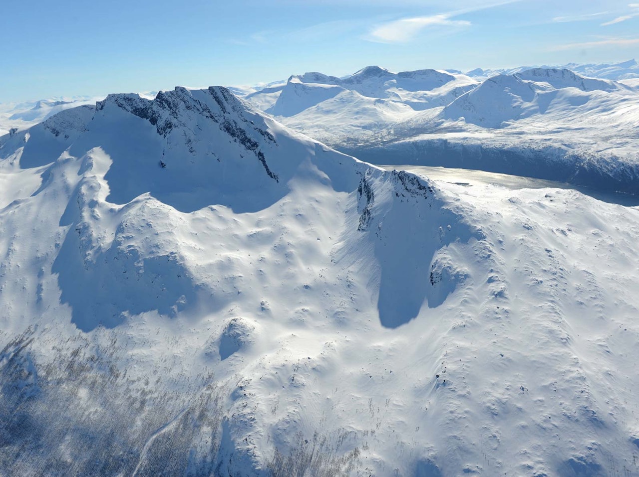 Litletind fra øst. 1.12.1 1 går bak toppen og opp til kammen til venstre for toppen. Foto: Rune Dahl / Toppturer rundt Narvik.