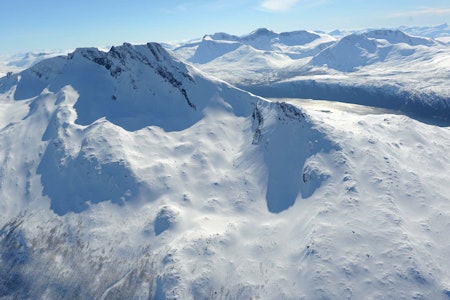 Litletind fra øst. 1.12.1 1 går bak toppen og opp til kammen til venstre for toppen. Foto: Rune Dahl / Toppturer rundt Narvik.