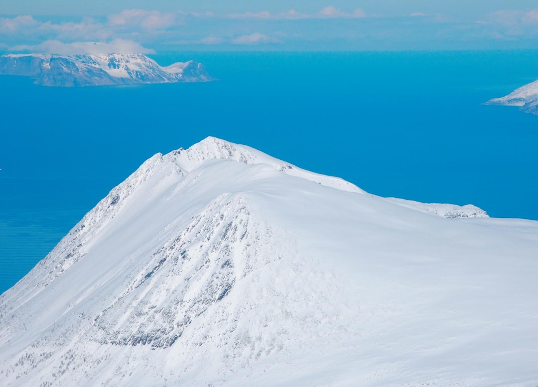 SØRTOPPEN: Russelvfjellet, slik det er avbildet i toppturboka Toppturer i Troms. Foto: Fri Flyt Forlag Fra Toppturer i Troms.