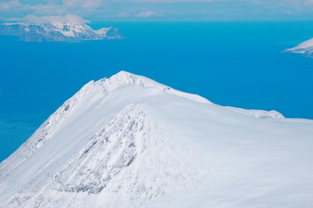 TOPPTURER I TROMS: Russelvfjellet er en fin introduksjonstur til Lyngsalpene. Foto: Toppturer i Troms/Fri Flyt forlag Fra Toppturer i Troms.
