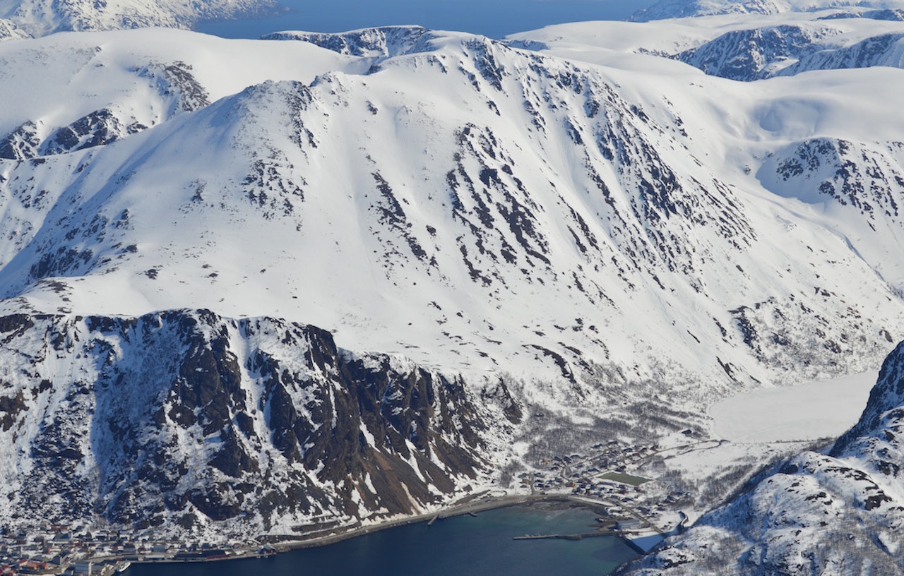Middagstinden fotografert fra vest. Foto: Sture Willumsen Middagstinden Finnmark topptur oversiktsbilde