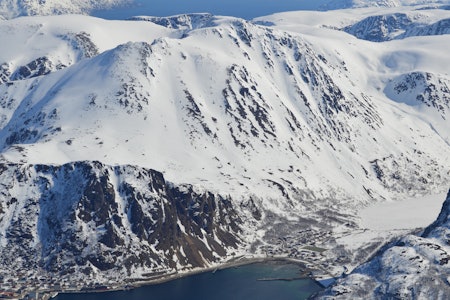 Middagstinden fotografert fra vest. Foto: Sture Willumsen Middagstinden Finnmark topptur oversiktsbilde