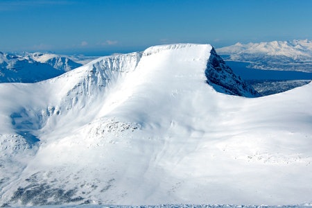 Store Mårtind sett fra Blåtind, som ligger sør for fjellet. Foto: Bent Svinnung/Toppturer i Norge Store Mårtind Topptur Indre Troms