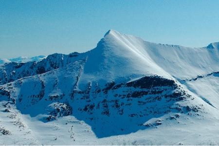 Nordre (til venstre) og Søndre Istind sett fra vest. Foto: Sveinung Svendsen/Toppturer i Norge Istind Topptur Indre Troms