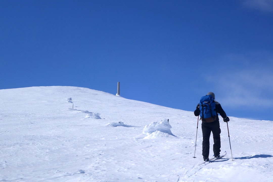 Mot Stortoppen er ruta merket med staker og varder helt til radiolinkstasjonen på 2286 moh. Foto: Erlend Sande Snøhetta stortoppen staker