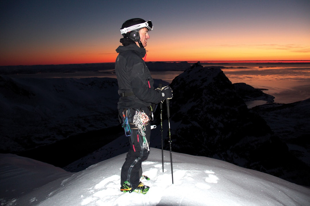 Morten Bie på Skartinden med Straumsbotn og Vasskartinden i bakgrunnen. Skartinden-Andørja-2