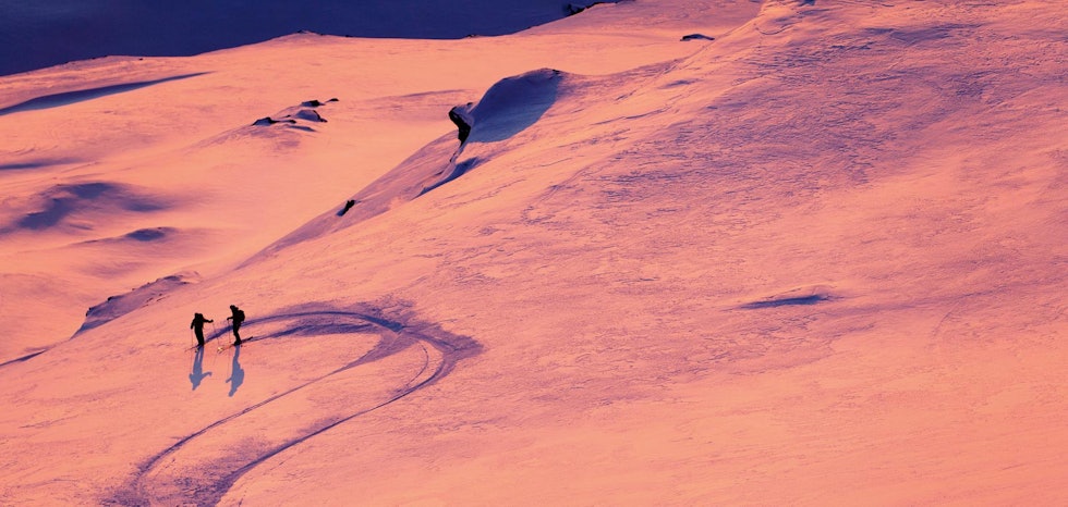 Lyset i Nord-Norge tidlig på topptursesongen kan være helt magisk. Foto: Fredrik Schenholm / Toppturer rundt Narvik.