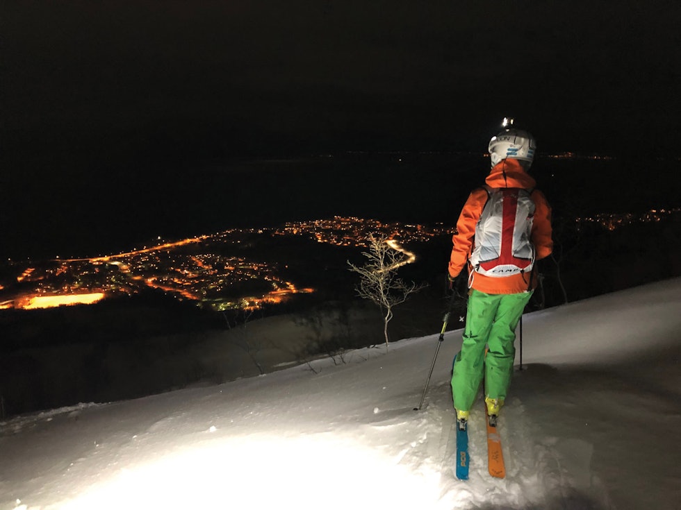 Når det er snø i Harstad ser man som regel noen lys på Heia om kvelden. Her er det Margrethe M. Dramsdahl som nyter en kveldstur i måneskinn. Heia-Harstad-3