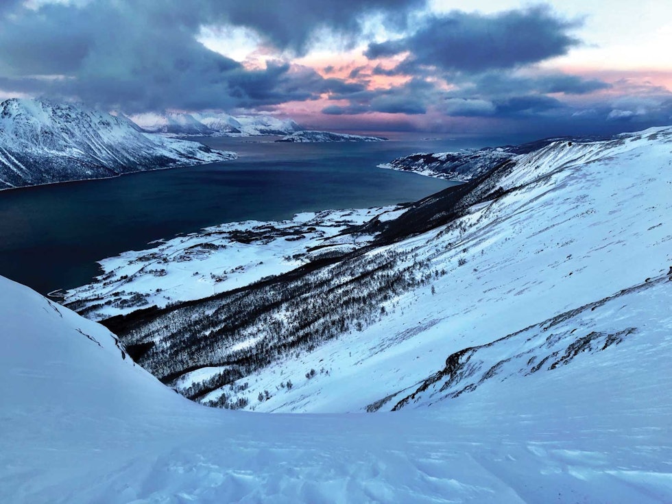 Utsikt ned Hornelva og utover Gullesfjorden. Horntindan-Kværnfjord-Sortland-2