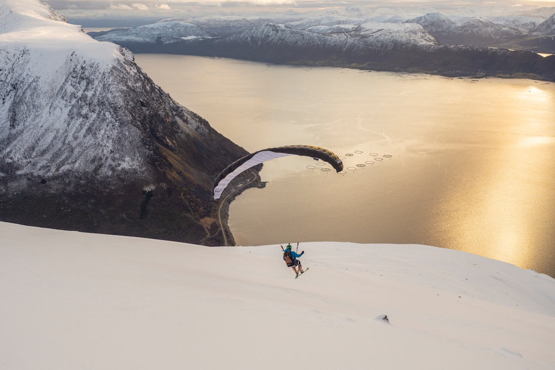 I oktober 2019 kunne man nyte den tidlige snøen på den øvre delen av Slåttheia. Her er det Håvard Skomedal Torvanger som tar en snarvei helt ned til havet. Slåttheia-Grytøya-2