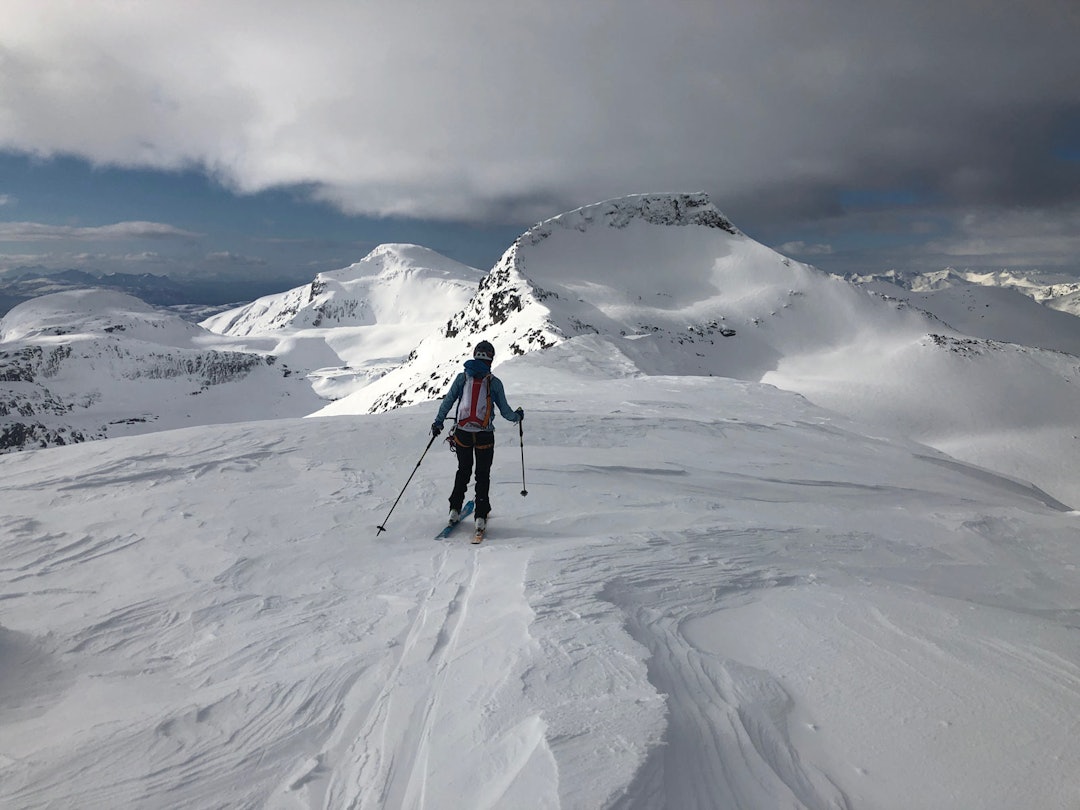 Tjeldøya har fantastiske fjell og vakker utstikt. Mange av fjellene er enkle å bestige med unntak av Jotinden på bildet. Tjeldøya-på-tvers-2