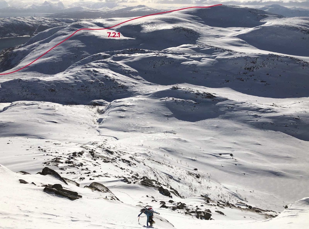 Bilde er tatt rett på øversiden av det bratte partiet under høydekurve 600 moh på vei opp ryggen mot Jotinden. Siriskolten i bakgrunnen. Siriskolten-Tjeldøya-med-rute-2