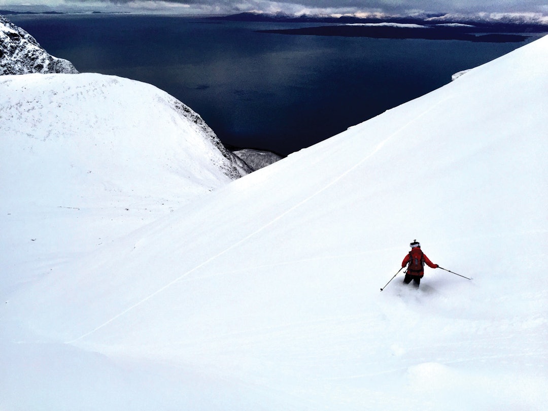 Ragnhild B Mikkelsen setter svinger ned renna på Årbostatinden tidlig på sesongen. Årbostadtinden-Andøyra-2