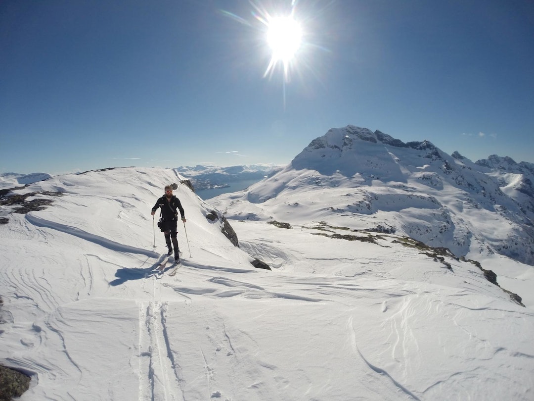 Odd Magne Fagerland med godt mot på vei opp på Langlitinden etter å ha vært oppe på Snøtinden som sees i bakgrunnen. Andørja-på-tvers-2