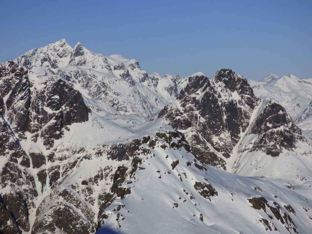 Her sees fra venstre Høgfjellet, Møysalen og Sebortinden. Ikke lett å sitte i ro når man ser disse fjellene. Forkledalen-2