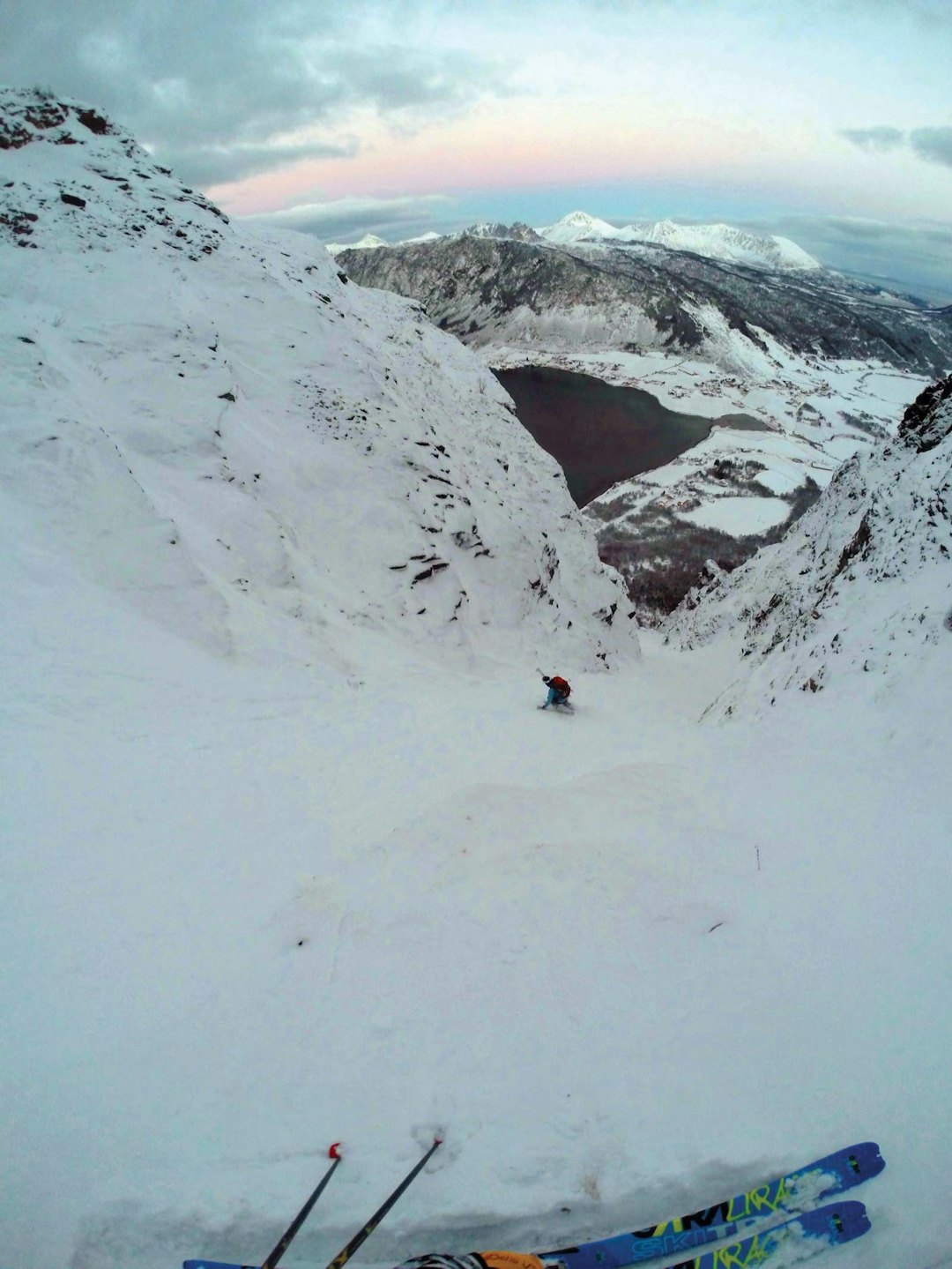 Ragnhild B Mikkelsen tar noen hoppsvinger ned øvre delen av Kasfjordrenna. Høgfjellet-Kasfjordrenna-Harstad-2