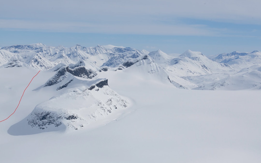 Fra Bjørnebandet sklir du lett ned til Krossbu over Smørstabbrean. Her har du perfekte omgivelser for å reflektere over turen du har vært gjennom over de siste fem dagene. Foto: Marte Stensland Jørgensen / Høgruta i Jotunheimen. Fra Bjørnebandet sklir du lett ned til Krossbu over Smørstabbrean. Her har du perfekte omgivelser for å reflektere over turen du har vært gjennom over de siste fem dagene. Foto: Marte Stensland Jørgensen / Høgruta i Jotunheimen.