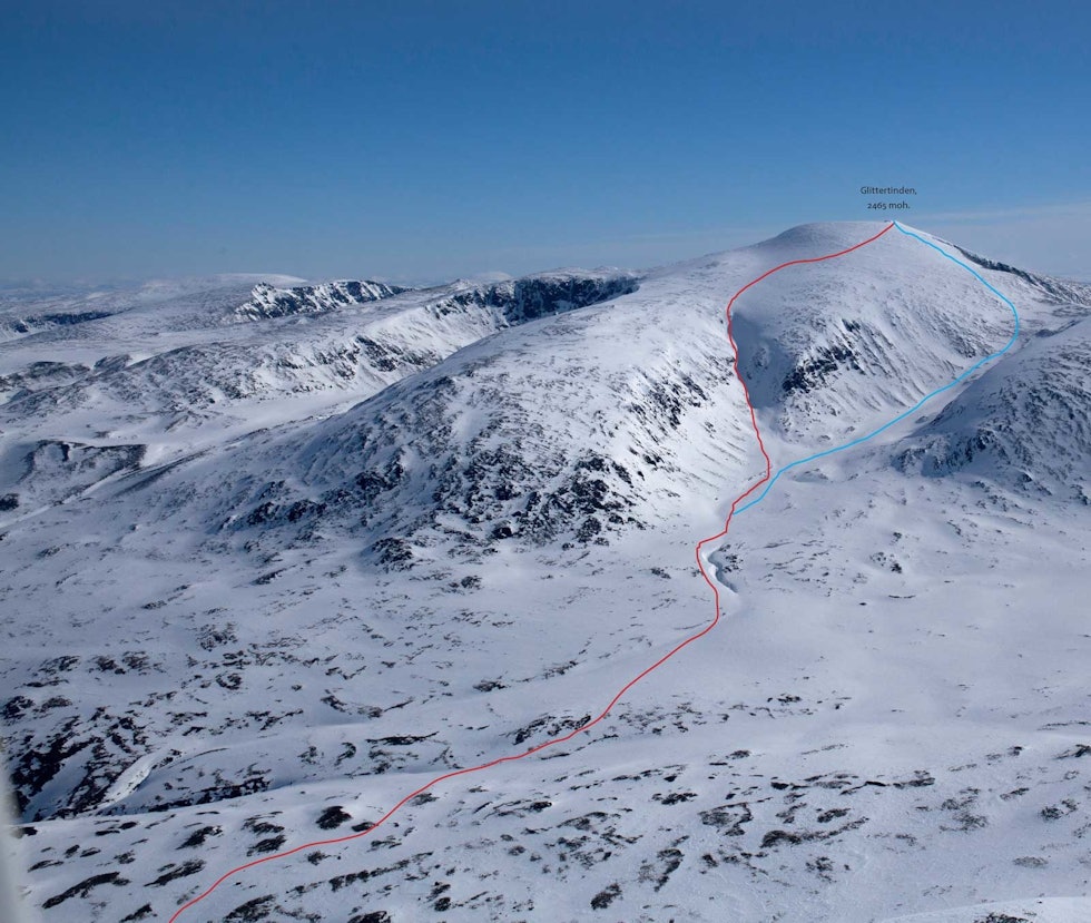 To nedkjøringsvarianter fra Glittertinden (2460 moh). Den røde er brattere og holder mer snø. Den blå er slakere, men du skal våre obs på at det ofte kan være tynt snødekke og steinete.  Foto: Marte Stensland Jørgensen / Høgruta i Jotunheimen.