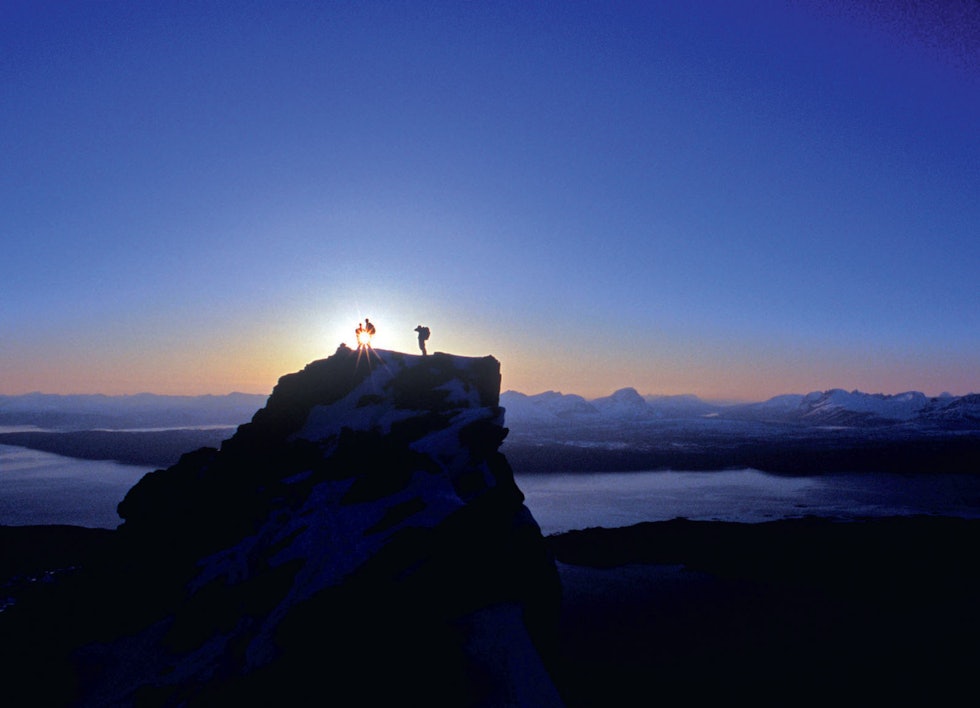 Solens siste stråler for dagen på Rombakstøttas topp. Foto: Lars Thulin / Toppturer rundt Narvik