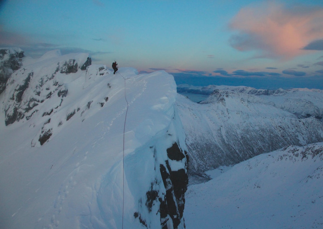 Karl Helge Haagensen på toppen av Løbergdalstindan i blåtimen. Foto: Ivar Steiro Løbergdalstindan-Kvæfjord-Sortland-2